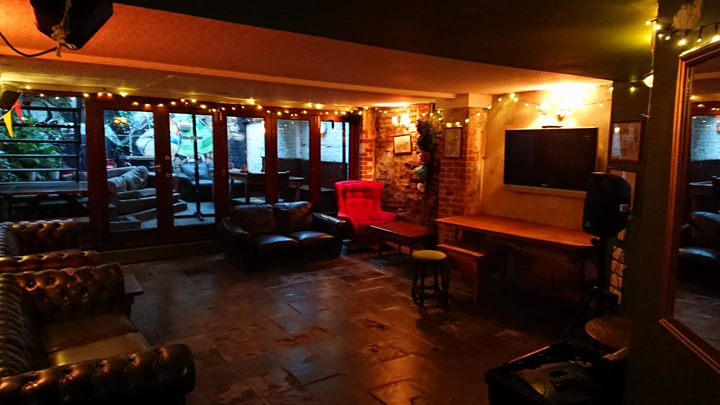 Watch the 6 Nations in Bristol in comfort at The Golden Guinea